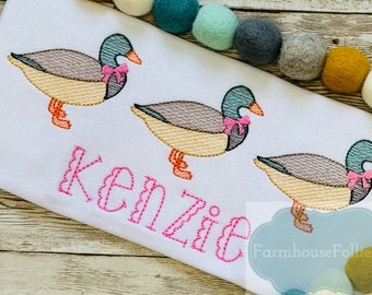 Camiseta de pato para niña, pato real, monograma de caza de patos, atuendo de vida silvestre para bebé, cumpleaños de pato, trío de patos reales, un pato de la suerte, camiseta con monograma