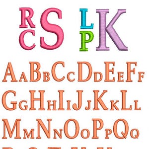 K&ouml;nnte beinhalten: Eine Sammlung gestickter, gestapelter Monogramme in verschiedenen Farben. Die Buchstaben sind in einer Serifenschrift, wobei einige Buchstaben &uuml;bereinander gestapelt sind. Das Bild enth&auml;lt den Text "Stacked Monogram".