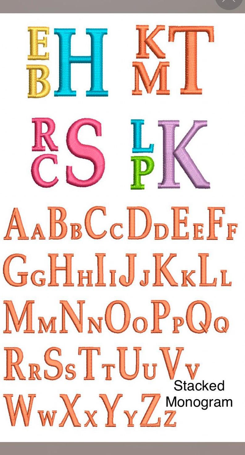 K&ouml;nnte beinhalten: Eine Sammlung gestickter, gestapelter Monogramme in verschiedenen Farben. Die Buchstaben sind in einer Serifenschrift, wobei einige Buchstaben &uuml;bereinander gestapelt sind. Das Bild enth&auml;lt den Text "Stacked Monogram".