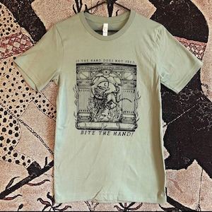 BITE THE HAND - lees de beschrijving! | zeefdruk t-shirt | folkpunk t-shirt | crustpunk | queer gemaakt | links shirt