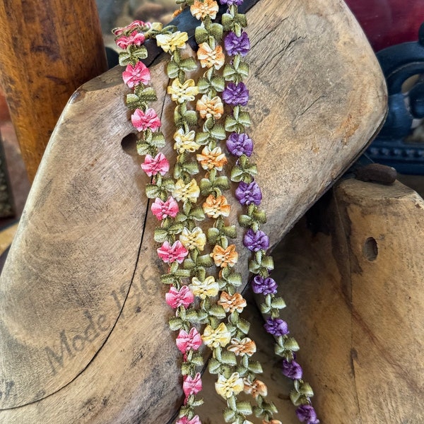 Blühendes Blumenband im Rokoko-Stil