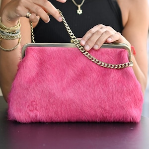 Cartera de piel de vaca con pelo rosa de Barbie. Monedero fucsia de estilo retro.