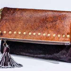 Clutch de piel de vacuno color marrón con borla. Bolso bandolera/bandolera boho chic con tachuelas de metal latón.