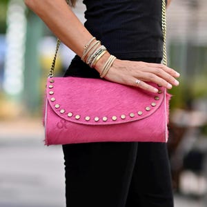 Cartera de piel de vaca rosa con tachuelas de metal de latón - Cartera de piel de vaca rosa