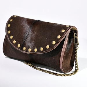 Bolso bandolera de piel de vacuno con pelo castaño de estilo boho. Bolso de noche hecho a mano.