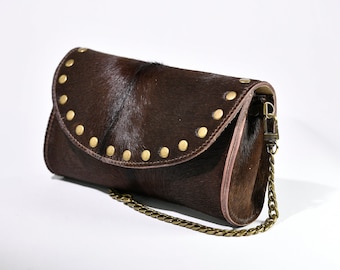 Crossbodytas van bruin haar in bohostijl op koeienhuid. Handgemaakte avondtas.