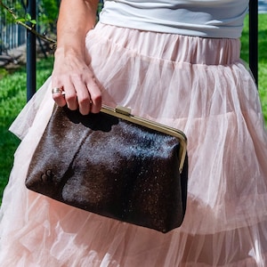 Bolso de mano de piel de vacuno de estilo retro de pelo castaño oscuro. Bolso de noche vintage.