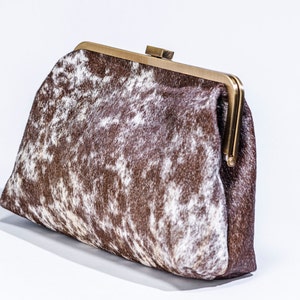 Bolso de noche marrón y blanco hecho a mano. Cartera de piel de vacuno de estilo retro. Se puede llevar como bolso de hombro.