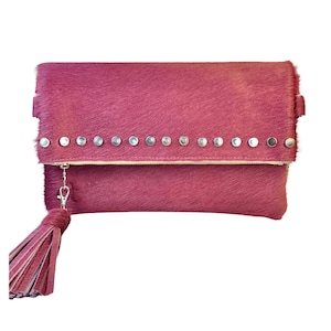 Bolso de mano estilo bohemio de piel de vaca color marrón con solapa, bandolera o bolso de hombro de piel con tachuelas y borla.
