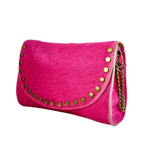 Cartera cruzada de piel de vaca rosa intenso con detalle de tachuelas de latón: bolso de cuero exclusivo