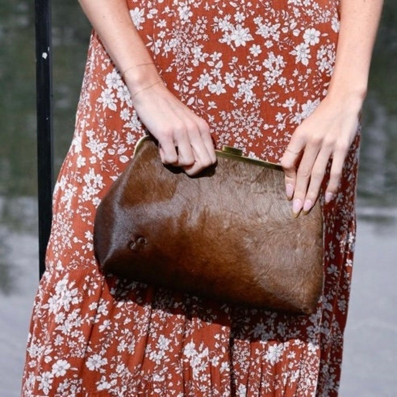 Jackie-O is my Retro Style Clutch with an internal  23 inch chain. It can be worn as a shoulder bag. Jackie-O will be the statement piece of your outfit whether you are in a silk gown or jeans and a tank top! This one is made of a BEAUTIFUL hide.