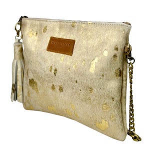 Bolso bandolera convertible de piel de vaca dorada antigua estilo boho con borla. Bolso de mano de noche.