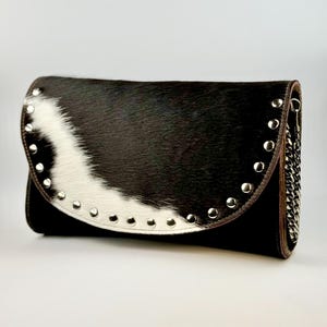 Bolso bandolera único en su tipo hecho a mano de piel de vaca, bolso estilo boho chic en blanco y negro con tachuelas metálicas.