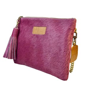 Burgunderrote Rindsleder Crossbody-Clutch mit Quaste, Boho Style Hair-On Ledertasche