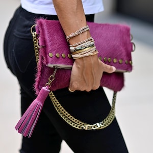 Bolso bandolera/de hombro plegable de piel de vaca color granate, estilo bohemio. Monedero de piel con tachuelas y borla. Cartera convertible.