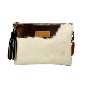 Bolso de mano de piel boho, bolso bandolera de piel de vacuno marrón y blanca, clutch convertible con borla.