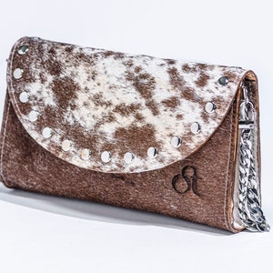 Bolso bandolera de piel de vacuno de estilo boho de pelo marrón y blanco. Bolso de noche hecho a mano.
