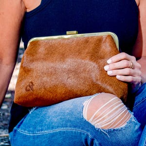 Bolso de mano de estilo retro clásico de piel de vaca con pelo castaño. Bolso de noche hecho a mano con cadena hasta el hombro.
