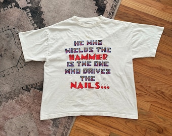 Koszulka męska z grafiką w stylu vintage z lat 90., XL, z cytatem, z nadrukiem „On, który trzyma młot”, bawełniana, w stylu retro, w stylu grunge, w stylu streetwear, oversize'owa, z lat 90.