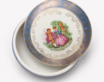 Caixa de porcelana vintage para joias: cena de casal cortejando, esmalte brilhante, arabescos dourados – decoração europeia.