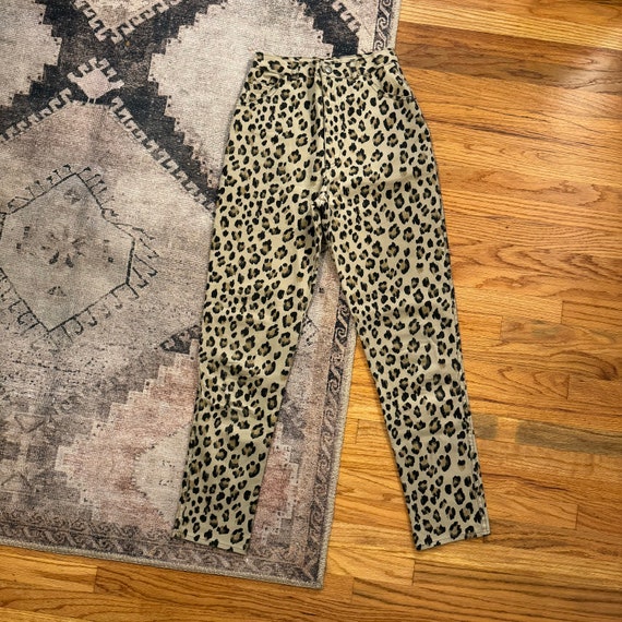 Womens 1980s High Waisted Cheetah Print Jeans, Ma… - image 2