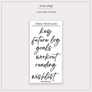 Op de afbeelding: Zwarte en witte stickervel met de woorden "Key", "Future Log", "Goals", "Workout", "Reading" en "Wishlist" geschreven in handschrift.