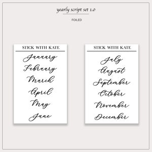 Op de afbeelding: Twee witte kaarten met zwarte tekst. De eerste kaart heeft de maanden januari tot en met juni in cursief geschreven. De tweede kaart heeft de maanden juli tot en met december in cursief geschreven. Beide kaarten hebben de tekst "STICK WITH KATE" bovenaan.