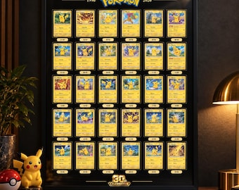Op de afbeelding: Een ingelijste zwarte poster met dertig individuele Pikachu-ruilkaarten in een raster. Bovenaan in het midden staat het Pokémon-logo met de jaren 1996 en 2026. Onderaan in het midden staat een gouden 30th Celebration-embleem.