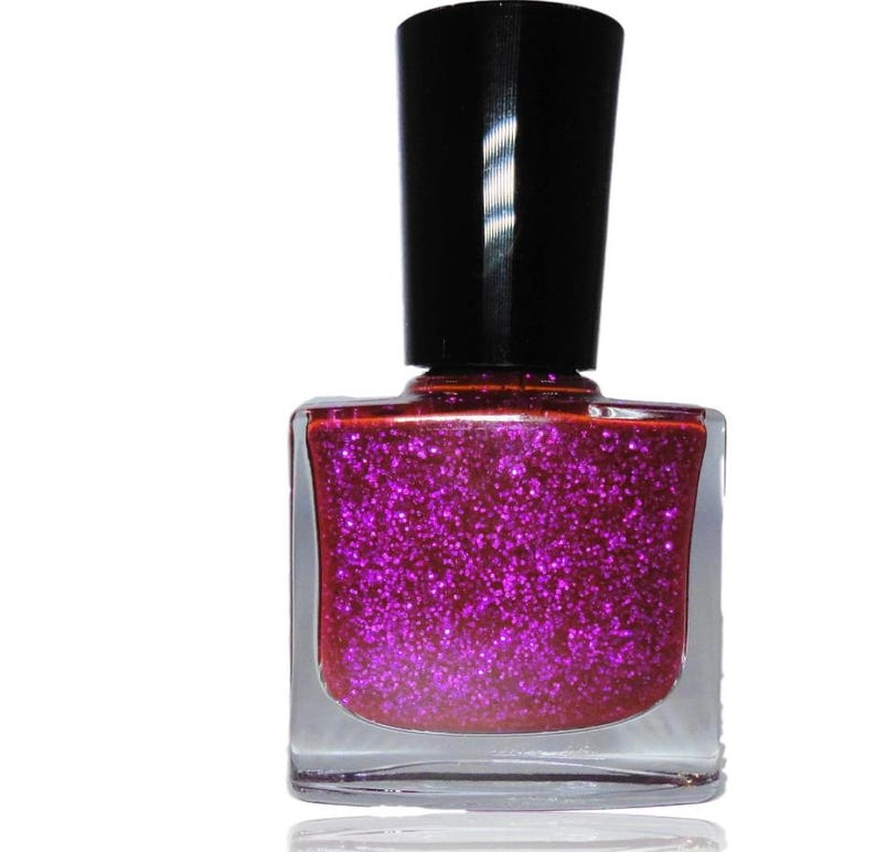K&ouml;nnte beinhalten: Eine Flasche pinkfarbener Glitzer-Nagellack mit schwarzem Deckel.