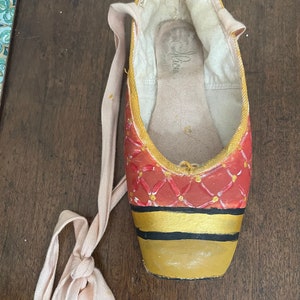 Bemalter Pointe-Schuh (getragen von Ballerina in Der Performance)