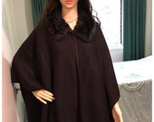 Shawl Wrap in Fine Wool Vintage Luxury with a Fur Trim Collar from the 1950s 1960s