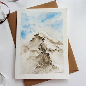 Cartão pintado à mão com envelope. Pintura em aquarela de Paisagem de Montanhas de Neve.