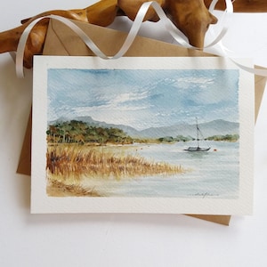 Biglietto con paesaggio lacustre dipinto a mano. Carta piegata. Mini pittura di paesaggio ad acquerello