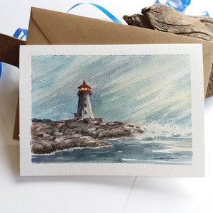 Cartão pintado à mão. Farol à beira-mar. Mini pintura de paisagem em aquarela