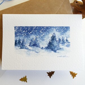 Cartão pintado à mão. Evergreens de inverno à noite. Paisagem de inverno. Mini pintura de paisagem em aquarela. #2