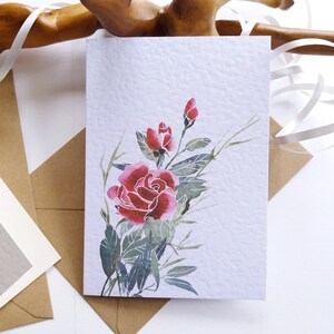 Set di biglietti. Biglietto floreale. Set di biglietti con rose rosse, biglietti di auguri e biglietti di auguri vuoti piegati - Opzioni di texture per biglietti - Originariamente dipinti a mano