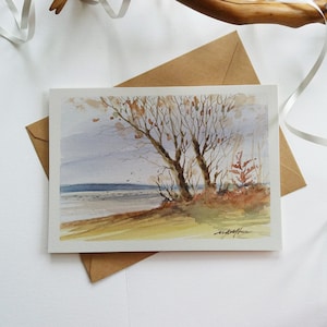 Cartão pintado à mão com envelope. Pintura de paisagem em aquarela. Outono caem árvores à beira do lago.
