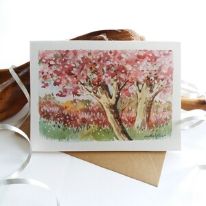 Carte peinte à la main. Paysage de printemps. Arbres en fleurs. Carte aquarelle. Mini-peinture artistique