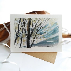 Cartão pintado à mão. Paisagem de inverno nevado. Árvores nuas. Cartão aquarela. Mini Pintura Artística
