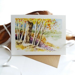 Cartão pintado à mão. Paisagem de outono. Árvores de outono à beira do lago. Cartão aquarela. Mini Pintura Artística