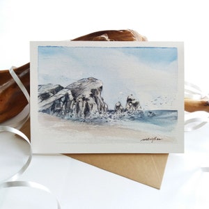 Cartão pintado à mão com envelope. Pintura de paisagem em aquarela. Penhasco Costeiro. Penhasco do Oceano.