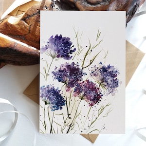 Juego de tarjetas. Tarjeta floral. Flores silvestres abstractas de color violeta. Tarjetas de felicitación y notas en blanco plegadas. Opciones de textura de tarjeta. Originalmente pintadas a mano.