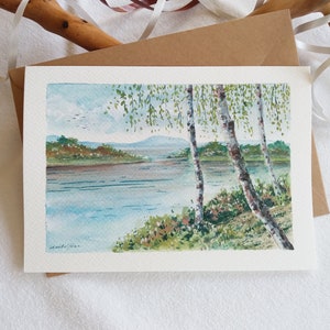 Handgeschilderde kaart. Berken bij het meer. Mini gouache landschapsschilderkunst