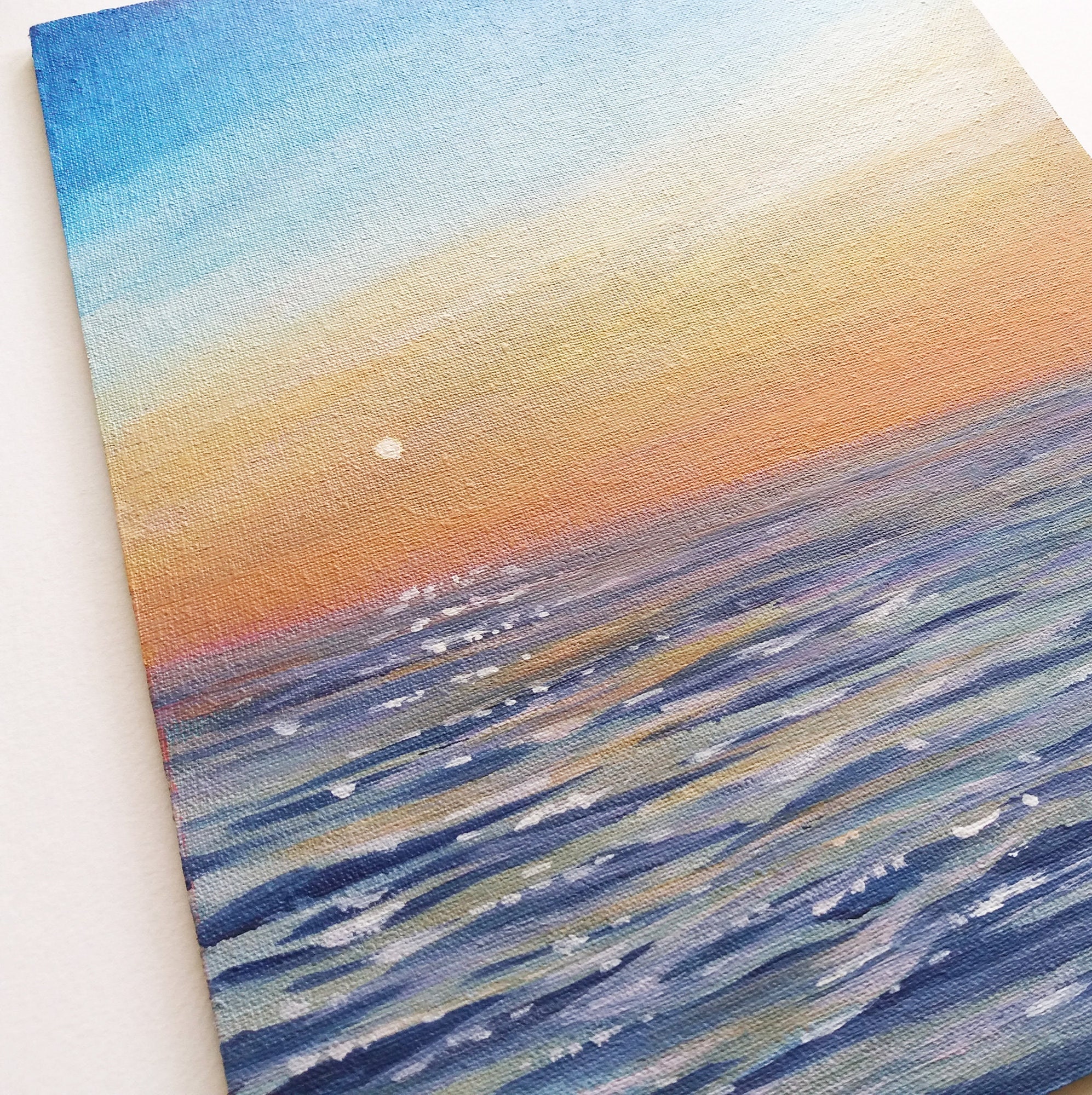 海の夕日。フラット キャンバス パネルに描かれたアクリル画。縦
