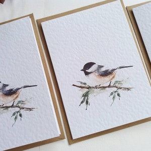 Jeu de cartes. Carte Oiseau. Chikadee à casquette noire - carte de correspondance vierge pliée, carte de voeux. Peint à la main à l'origine