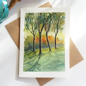 Cartão pintado à mão. Sombra das árvores. Mini pintura de paisagem em aquarela