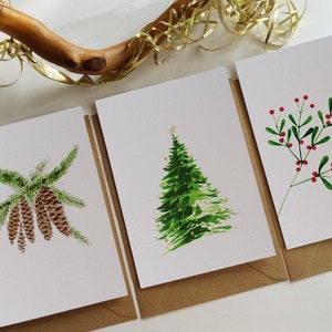 Cartoline di Natale. Set di 3 biglietti assortiti. Pigne. Vischio. Albero di Natale sempreverde. Biglietti d'auguri natalizi originariamente dipinti a mano