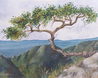 Arbre sur une falaise surplombant les montagnes et la mer. Peinture originale à la gouache. Décoration murale paysage.