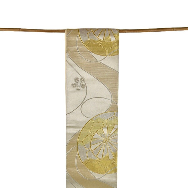Japanische Wanddekoration Kimonogürtel Obi aus beigem Seidenbrokat, Japanischer Kimono Gürtel Obi mit Muster, Tischläufer, KimonoMädchen