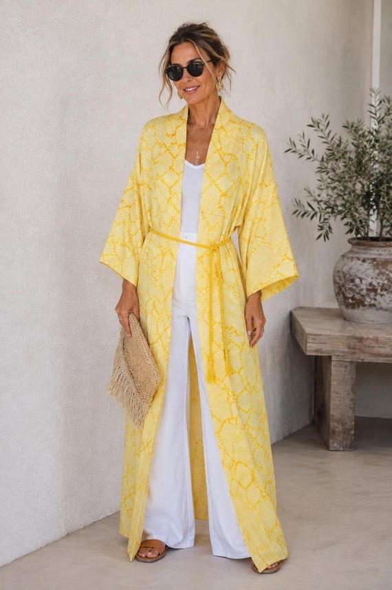 Gelber Japan Kimono, hochwertige Seide, Shibori Batik, handgenäht, Japanische Handwerkskunst für Japan Liebhaber, exklusiver Morgenmantel